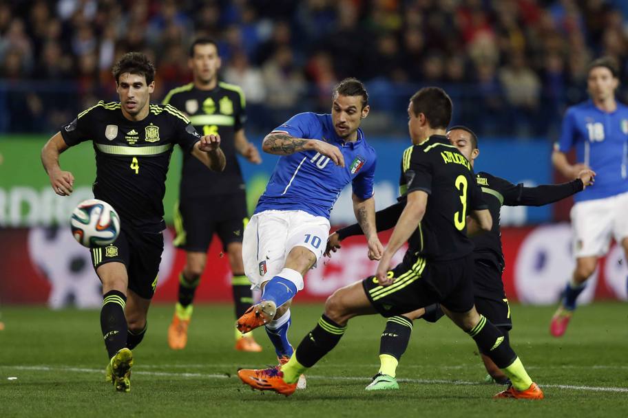 Ma in avvio di partita la prima palla gol è per l&#39;Italia con Osvaldo, servito deliziosamente da Marchisio.